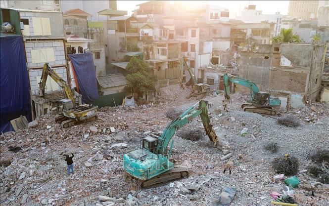 Không khí giải phóng mặt bằng khẩn trương trên đoạn Láng Hạ - Đê La Thành, ngày 14/12. Ảnh: Quốc Khánh - TTXVN