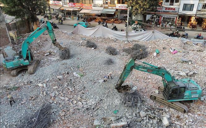 Các dãy nhà trọ, quán ăn, cửa hàng thuốc và cửa hàng tạp hoá trên đường Đê La Thành đã được san phẳng, chiều ngày 14/12. Ảnh: Quốc Khánh - TTXVN