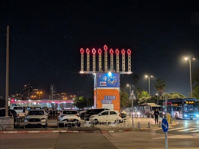 Trên các quảng trường và không gian công cộng, những mô hình Hanukkiah cỡ lớn bằng đèn trang trí trở thành điểm nhấn thị giác, thu hút người dân và du khách. Ảnh: Thanh Bình - PV TTXVN tại Israel