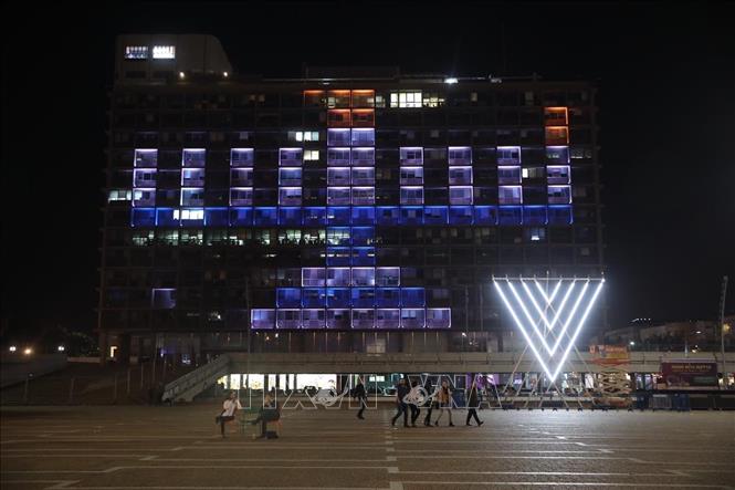 Biểu tượng đèn Hanukkiah được thắp sáng tại Tòa thị chính Tel Aviv trong lễ Hanukkah. Ảnh: Thanh Bình - PV TTXVN tại Israel 