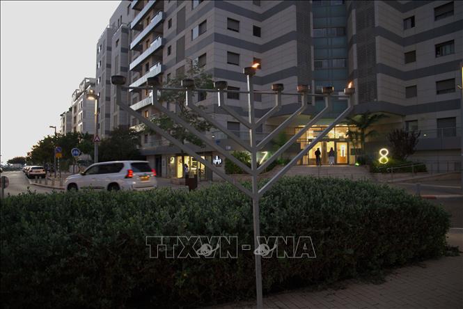 Đèn Chanukah được thắp sáng tại các ngôi nhà và các góc phố ở Israel. Ảnh: Thanh Bình - PV TTXVN tại Israel 