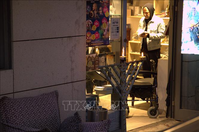 Đèn Chanukah được thắp sáng tại các ngôi nhà và các góc phố ở Israel. Ảnh: Thanh Bình - PV TTXVN tại Israel 