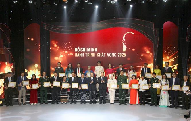 Vinh danh các gương tiêu biểu trong phong trào học tập và làm theo tấm gương tư tưởng đạo đức, phong cách Hồ Chí Minh các tỉnh miền Trung - Tây Nguyên. Ảnh: Văn Tý-TTXVN