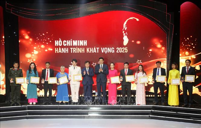 Vinh danh các gương tiêu biểu trong phong trào học tập và làm theo tấm gương tư tưởng đạo đức, phong cách Hồ Chí Minh các tỉnh miền Trung - Tây Nguyên. Ảnh: Văn Tý-TTXVN