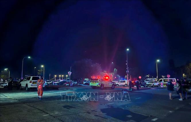 Lực lượng ứng phó khẩn cấp làm nhiệm vụ tại hiện trường vụ xả súng ở thành phố Sydney, Australia ngày 14/12/2025. Ảnh: Reuters/TTXVN  