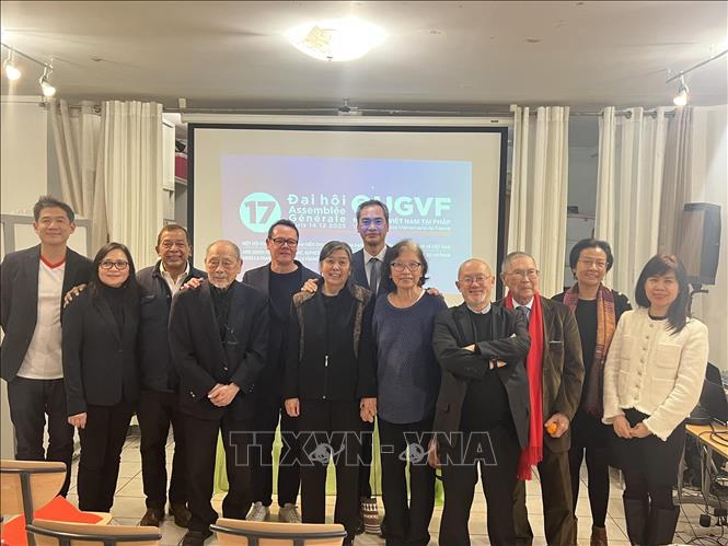 Ban chấp hành mới của UGVF ra mắt Đại hội. Ảnh: Ngọc Hiệp-PV TTXVN tại Pháp