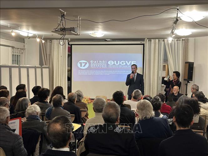 Ông Vương Hữu Nhân, Chủ tịch UGVF, phát biểu khai mạc Đại hội. Ảnh: Ngọc Hiệp-PV TTXVN tại Pháp