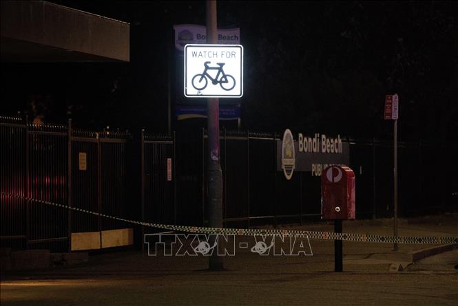 Phong tỏa hiện trường vụ tấn công khủng bố ở Sydney, Australia ngày 14/12/2025. Ảnh: THX/TTXVN