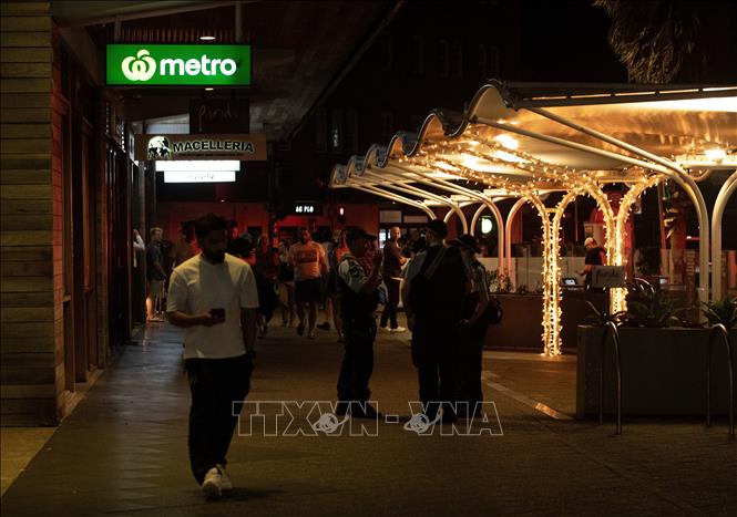 Cảnh sát được triển khai tại hiện trường vụ tấn công khủng bố ở Sydney, Australia ngày 14/12/2025. Ảnh: THX/TTXVN