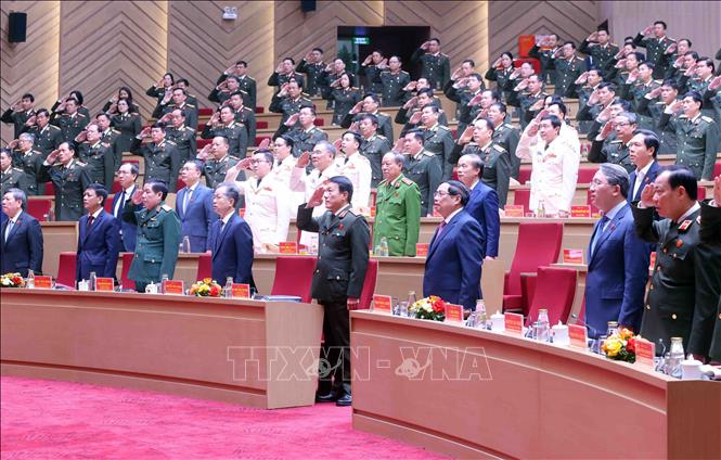 Thủ tướng Phạm Minh Chính và các đại biểu thực hiện nghi lễ chào cờ. Ảnh: Phạm Kiên - TTXVN