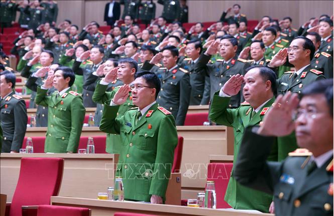 Các đại biểu thực hiện nghi lễ chào cờ. Ảnh: Phạm Kiên - TTXVN