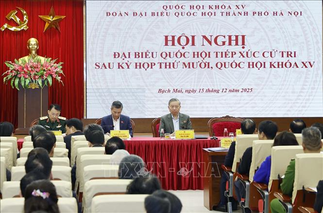 Tổng Bí thư Tô Lâm cùng các thành viên Đoàn đại biểu Quốc hội thành phố Hà Nội tại cuộc tiếp xúc cử tri. Ảnh: Thống Nhất – TTXVN