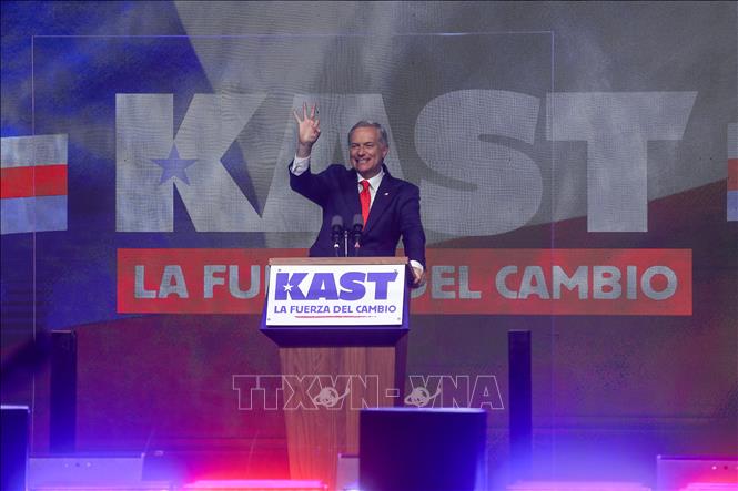 Ông Jose Antonio Kast (ảnh), 59 tuổi, luật sư theo đường lối bảo thủ cứng rắn, cam kết sẽ trấn áp mạnh tội phạm, siết chặt nhập cư và trục xuất hàng trăm nghìn người nhập cư không giấy tờ. Ảnh: THX/TTXVN