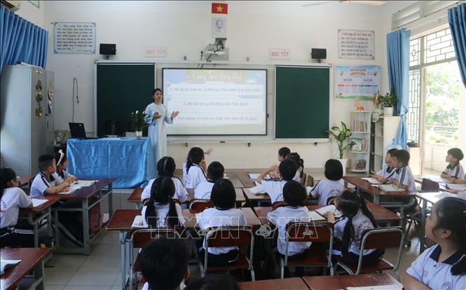 Với mô hình sắp xếp chỗ ngồi mới, học sinh Trường tiểu học Nguyễn An Ninh, tỉnh Đồng Nai dễ dàng trao đổi, hoạt động nhóm, tiếp thu bài nhanh. Ảnh: Lê Xuân-TTXVN