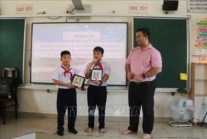 Học sinh Trường tiểu học Nguyễn An Ninh, tỉnh Đồng Nai trong giờ học ứng dụng trí tuệ nhân tạo (AI). Ảnh: Lê Xuân-TTXVN