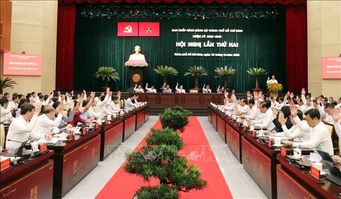 Các đại biểu biểu quyết thông qua chương trình Hội nghị. Ảnh: Tiến Lực - TTXVN