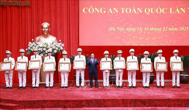 Thủ tướng Phạm Minh Chính trao Huân chương Quân công hạng Nhì, Huân chương Chiến công hạng Nhất cho các cá nhân có thành tích xuất sắc. Ảnh: Dương Giang- TTXVN
