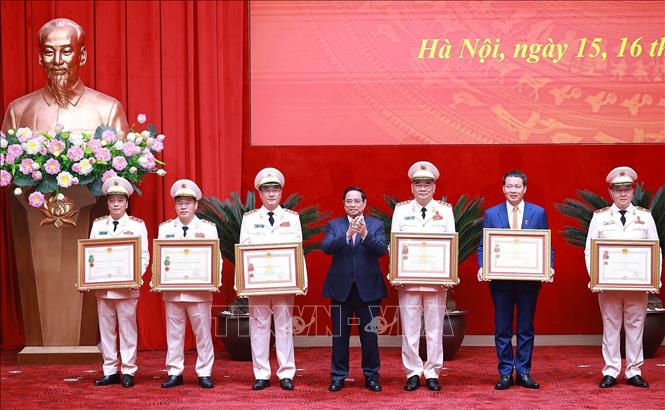 Thủ tướng Phạm Minh Chính trao Huân chương Quân công hạng Nhất, Nhì, Ba; Huân chương Bảo vệ Tổ quốc hạng Nhất và Huân chương Chiến công hạng Nhất cho các cá nhân có thành tích xuất sắc. Ảnh: Dương Giang -TTXVN
