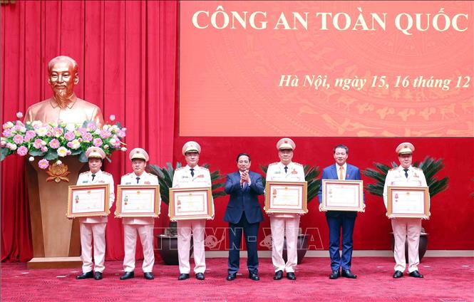 Thủ tướng Phạm Minh Chính trao Huân chương Quân công hạng Nhất, Nhì, Ba; Huân chương Bảo vệ Tổ quốc hạng Nhất; Huân chương Chiến công hạng Nhất cho các cá nhân có thành tích xuất sắc. Ảnh: Phạm Kiên - TTXVN
