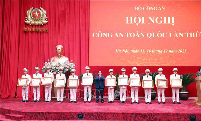 Thủ tướng Phạm Minh Chính trao Huân chương Quân công hạng Nhì và Huân chương Chiến công hạng Nhất cho các cá nhân có thành tích xuất sắc. Ảnh: Phạm Kiên - TTXVN