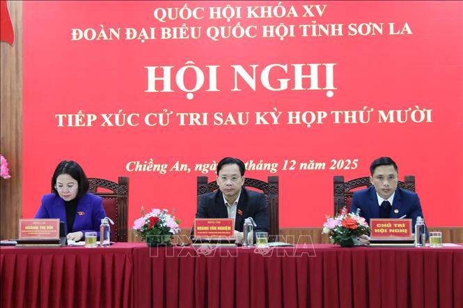 Các đại biểu Quốc hội tỉnh Sơn La và đại diện Ủy ban MTTQ Việt Nam phường Chiềng An, chủ trì Hội nghị. Ảnh: Nguyễn Cường - TTXVN