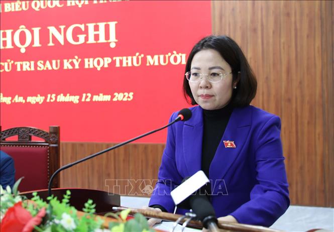 Bà Hoàng Thị Đôi, Phó Trưởng Đoàn đại biểu Quốc hội chuyên trách tỉnh Sơn La, thông báo tới cử tri kết quả Kỳ họp thứ 10, Quốc hội khóa XV. Ảnh: Nguyễn Cường - TTXVN