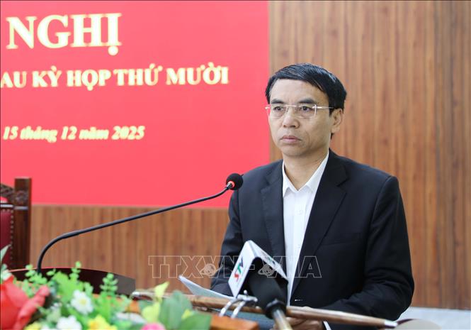 Ông Nguyễn Minh Tiến, Phó Chủ tịch UBND tỉnh Sơn La, giải đáp thắc mắc của cử tri. Ảnh: Nguyễn Cường - TTXVN