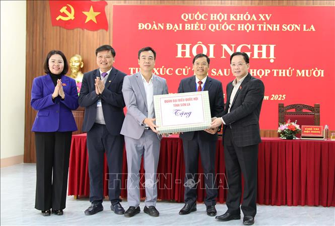 Đoàn ĐBQH tỉnh Sơn La tặng quà lưu niệm phường Chiềng An. Ảnh: Nguyễn Cường - TTXVN
