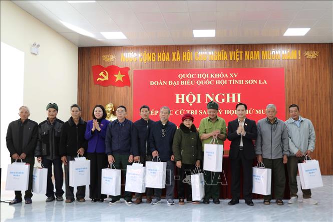 Đoàn ĐBQH tỉnh Sơn La tặng quà các gia đình chính sách trên địa bàn phường Chiềng An. Ảnh: Nguyễn Cường - TTXVN
