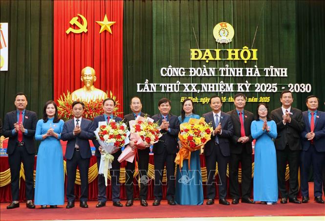 Ông Nguyễn Xuân Hùng, Phó Tổng Liên đoàn Lao động Việt Nam và lãnh đạo tỉnh Hà Tĩnh tặng hoa cho BCH Công đoàn Hà Tĩnh khóa XX. Ảnh: Công Tường-TTXVN