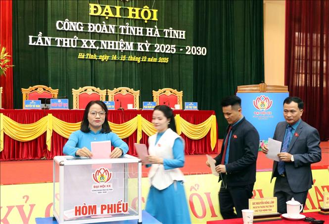 Bỏ phiếu bầu Đại biểu dự Đại hội Công đoàn Việt Nam lần thứ XX. Ảnh: Công Tường-TTXVN