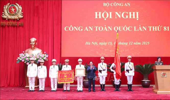 Thủ tướng Phạm Minh Chính trao Danh hiệu Anh hùng Lực lượng vũ trang nhân dân cho Phòng nghiệp vụ thuộc Cục An ninh Đối ngoại, Bộ Công an. Ảnh: Phạm Kiên - TTXVN