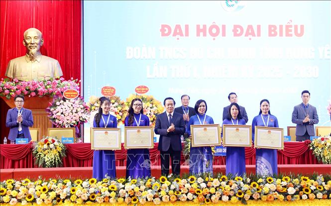 UBND tỉnh Hưng Yên tặng Bằng khen cho 5 tập thể, cá nhân có thành tích xuất sắc trong hoạt động Đoàn. Ảnh: Thế Duyệt - TTXVN
