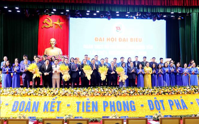 Lãnh đạo Trung ương Đoàn, tỉnh Hưng Yên tặng hoa chúc mừng Ban Chấp hành Đoàn TNCS Hồ Chí Minh tỉnh Hưng Yên nhiệm kỳ 2025 - 2030. Ảnh: Thế Duyệt - TTXVN