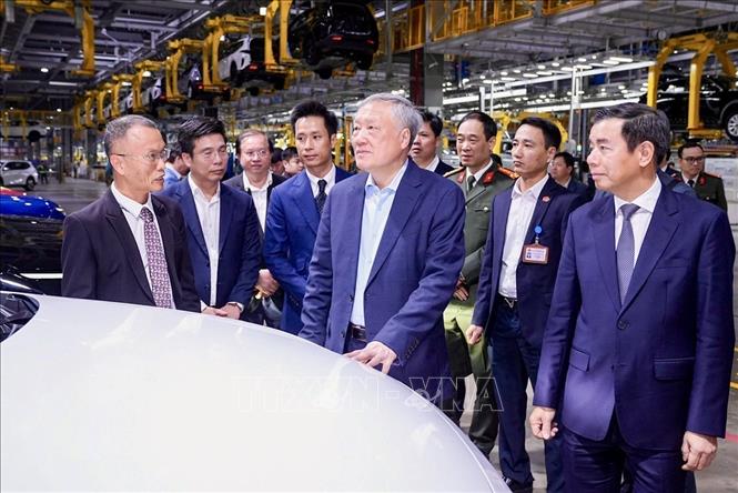 Phó Thủ tướng Thường trực Chính phủ Nguyễn Hòa Bình thăm và làm việc tại Công ty cổ phần Sản xuất và kinh doanh VinFast Hải Phòng. Ảnh: Minh Huệ-TTXVN