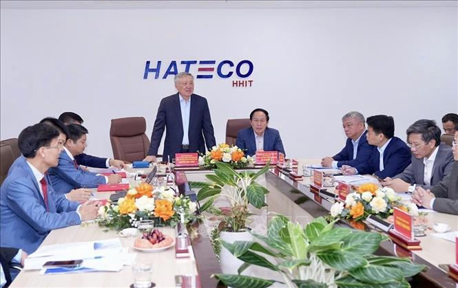 Làm việc tại Hateco, Phó Thủ tướng Thường trực Chính phủ Nguyễn Hòa Bình ghi nhận những thành tựu xuất sắc của dự án bến cảng số 5, số 6 Lạch Huyện. Ảnh: Minh Huệ-TTXVN