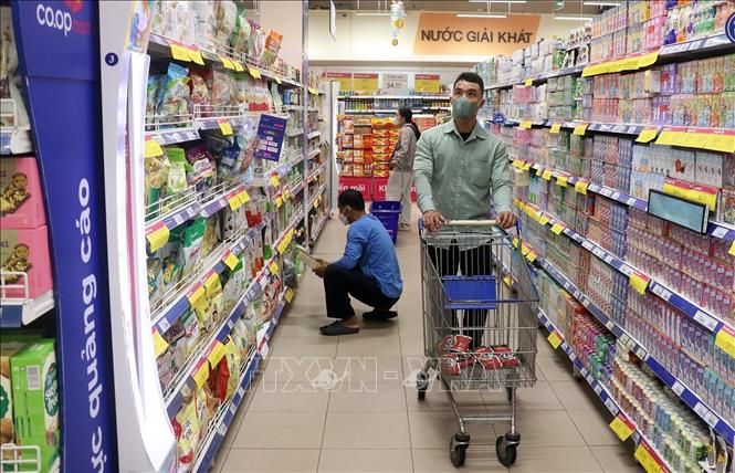 Người dân mua hàng hóa tại siêu thị CO.OP mart Rạch Giá, phường Rạch Giá (An Giang). Ảnh: Lê Huy Hải - TTXVN