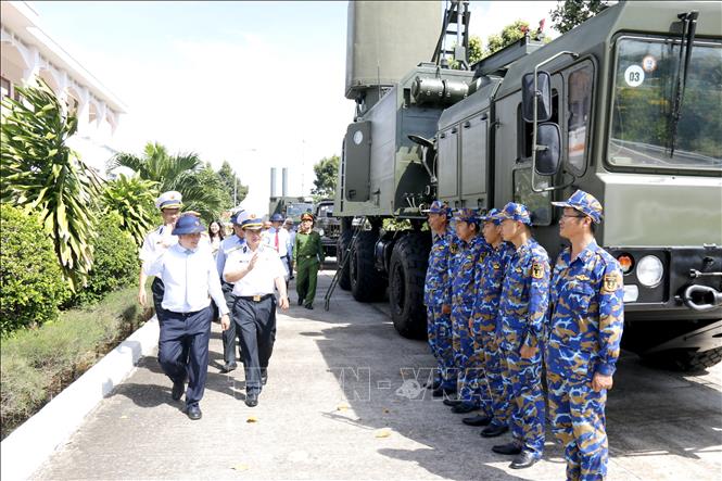 Đoàn công tác Tỉnh ủy Lâm Đồng tham quan các khí tài quân sự do Lữ đoàn 681/Vùng 2 Hải quân quản lý. Ảnh: Nguyễn Thanh - TTXVN