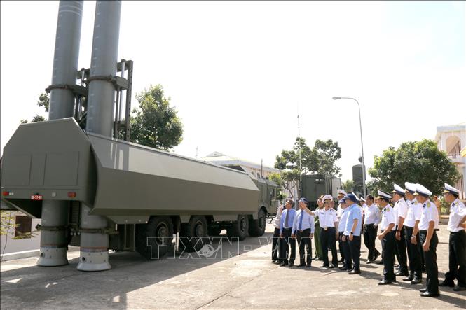 Đoàn công tác Tỉnh ủy Lâm Đồng nghe giới thiệu về các khí tài quân sự do Lữ đoàn 681/Vùng 2 Hải quân quản lý. Ảnh: Nguyễn Thanh - TTXVN