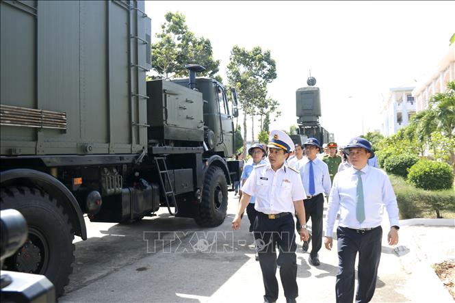 Đồng chí Y Thanh Hà Niê Kđăm (phải), Bí thư Tỉnh ủy Lâm Đồng, nghe giới thiệu về các khí tài quân sự do Lữ đoàn 681/Vùng 2 Hải quân quản lý. Ảnh: Nguyễn Thanh - TTXVN