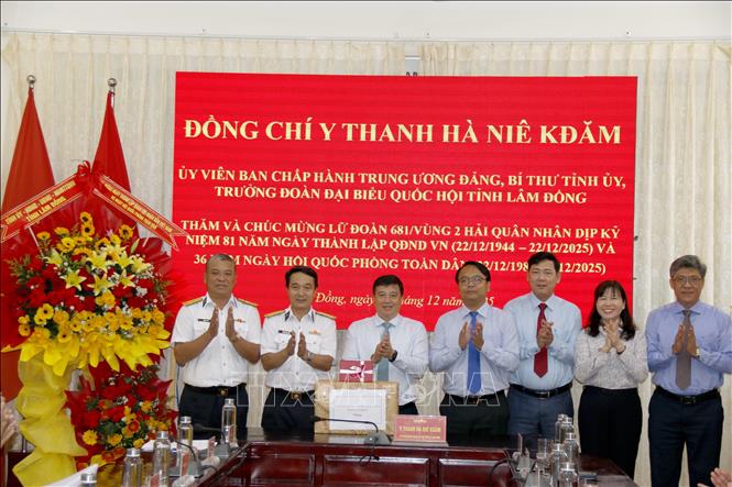 Tỉnh ủy Lâm Đồng tặng quà chúc mừng Lữ đoàn 681/Vùng 2 Hải quân. Ảnh: Nguyễn Thanh - TTXVN
