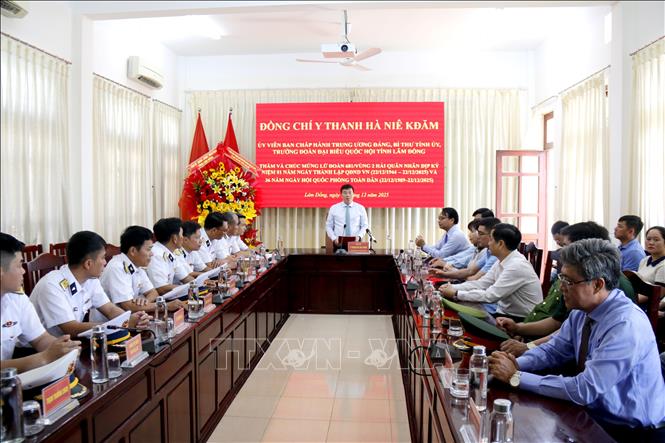 Đồng chí Y Thanh Hà Niê Kđăm, Bí thư Tỉnh ủy Lâm Đồng phát biểu chúc mừng Lữ đoàn 681/Vùng 2 Hải quân. Ảnh: Nguyễn Thanh - TTXVN
