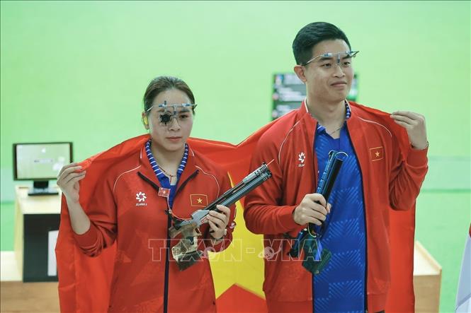Bộ đôi xạ thủ Trịnh Thu Vinh, Phạm Quang Huy giành HCB tại nội dung 10 m súng ngắn hơi đồng đội hỗn hợp. Ảnh: Minh Quyết - PV TTXVN tại Thái Lan