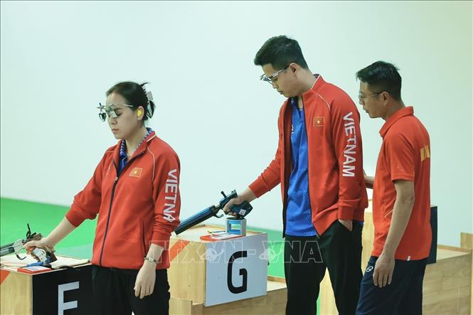 Bộ đôi xạ thủ Trịnh Thu Vinh, Phạm Quang Huy thi đấu chung kết gặp đối thủ đến từ Indonesia tại nội dung 10 m súng ngắn hơi đồng đội hỗn hợp. Ảnh: Minh Quyết - PV TTXVN tại Thái Lan