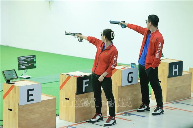 Bộ đôi xạ thủ Trịnh Thu Vinh, Phạm Quang Huy thi đấu chung kết gặp đối thủ đến từ Indonesia tại nội dung 10 m súng ngắn hơi đồng đội hỗn hợp. Ảnh: Minh Quyết - PV TTXVN tại Thái Lan