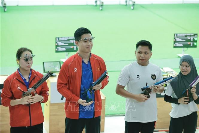 Bộ đôi xạ thủ Trịnh Thu Vinh, Phạm Quang Huy giành HCB tại nội dung 10 m súng ngắn hơi đồng đội hỗn hợp. Ảnh: Minh Quyết - PV TTXVN tại Thái Lan