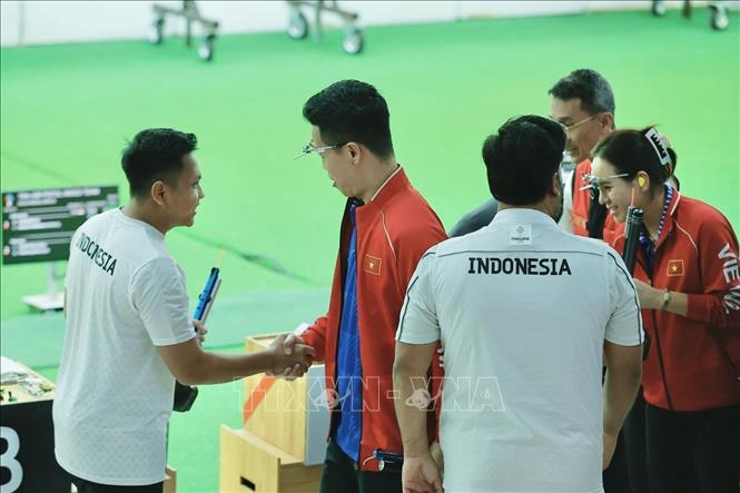 Bộ đôi xạ thủ Trịnh Thu Vinh, Phạm Quang Huy thi đấu nội dung 10 m súng ngắn hơi đồng đội hỗn hợp. Ảnh: Minh Quyết - PV TTXVN tại Thái Lan