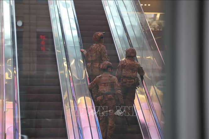 Các binh sĩ được triển khai tại trụ sở Tập đoàn Kakao, phía Nam Seoul, Hàn Quốc, sau khi được thông báo về vụ đe dọa đánh bom. Ảnh: Yonhap/TTXVN