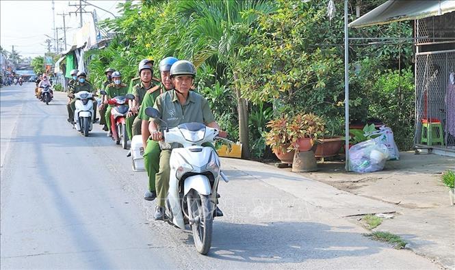 Công an xã Hội An tăng cường tuần tra, bảo đảm an ninh, trật tự trên địa bàn. Ảnh: Công Mạo-TTXVN