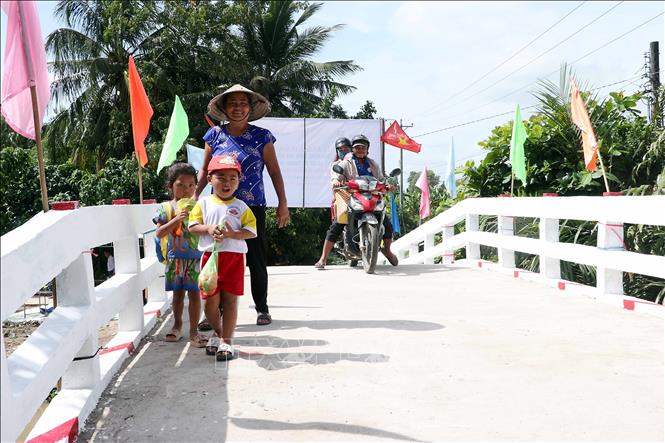 Cầu Sáu Dừa mới được đưa vào sử dụng giúp việc đi lại của người dân tại ấp Rạch Rê trở nên thuận tiện, an toàn hơn. Ảnh: Trung Kiên - TTXVN
